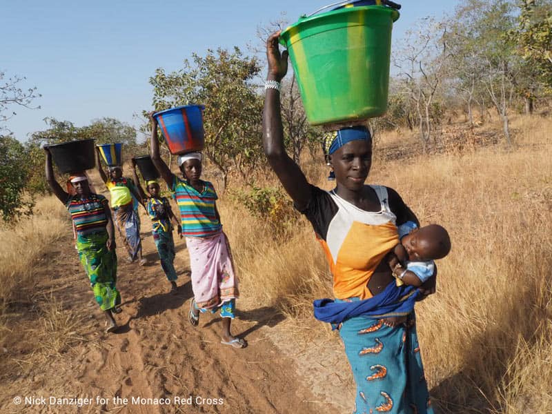 women-from-Youga-Fulani-village-carrying-water-back-to-their-village-mrc-wff-2
