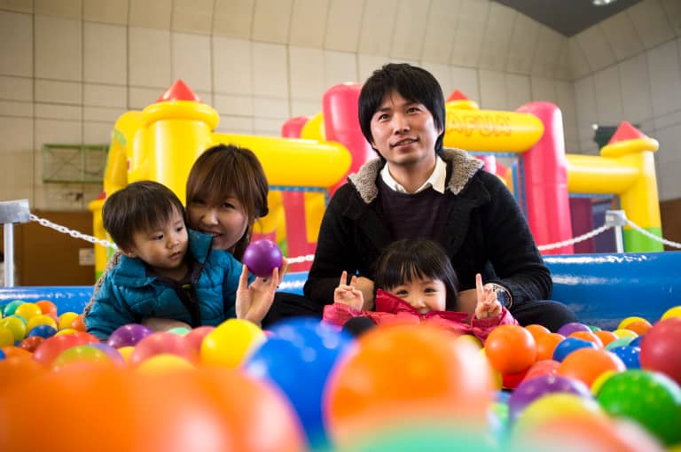 A family at a Red Cross Smile Park in Fukushima City. Patrick Wack (BRC) © IFRC